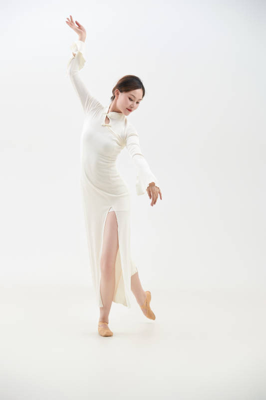 穿着白色旗袍头戴绢花的跳古典舞的少女图片