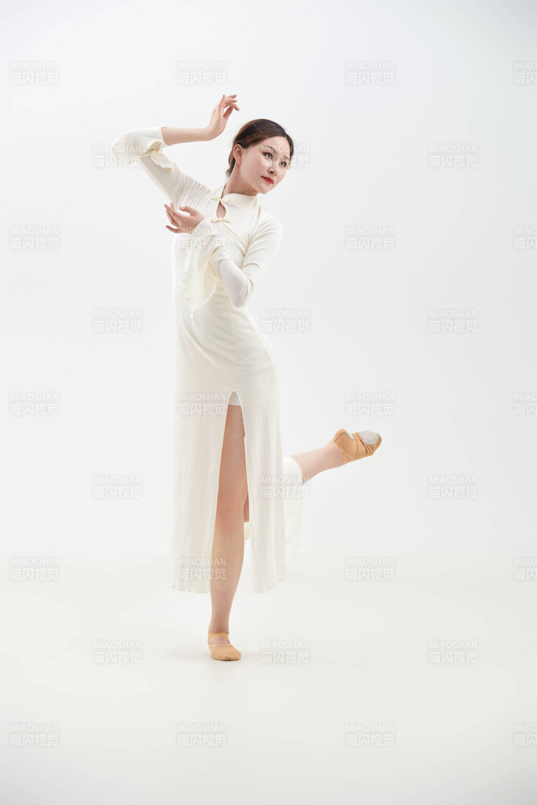 穿着白色旗袍头戴绢花的跳古典舞的少女图片