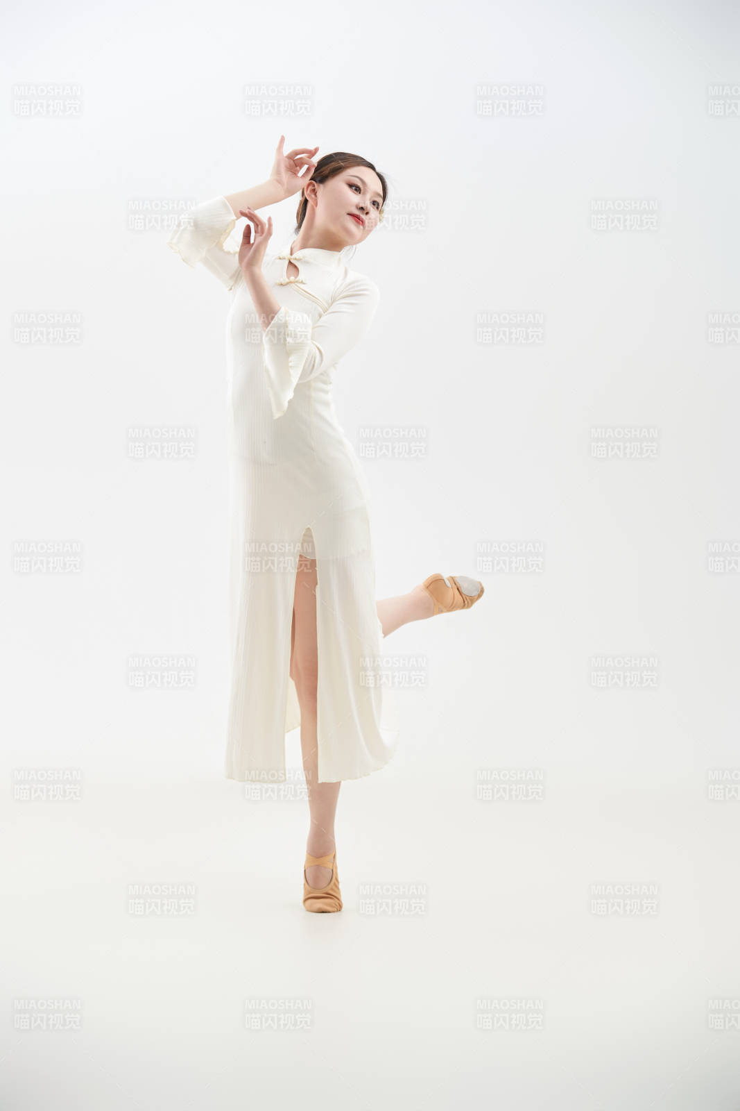 穿着白色旗袍头戴绢花的跳古典舞的少女图片