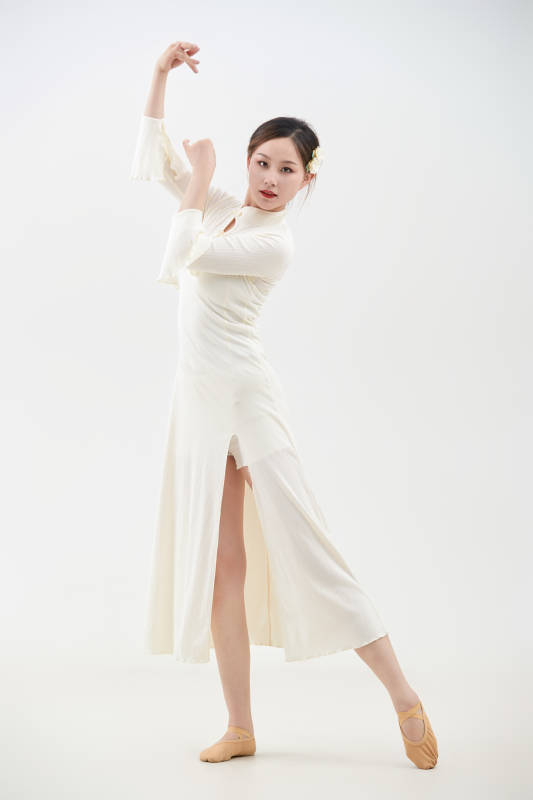 穿着白色旗袍头戴绢花的跳古典舞的少女图片