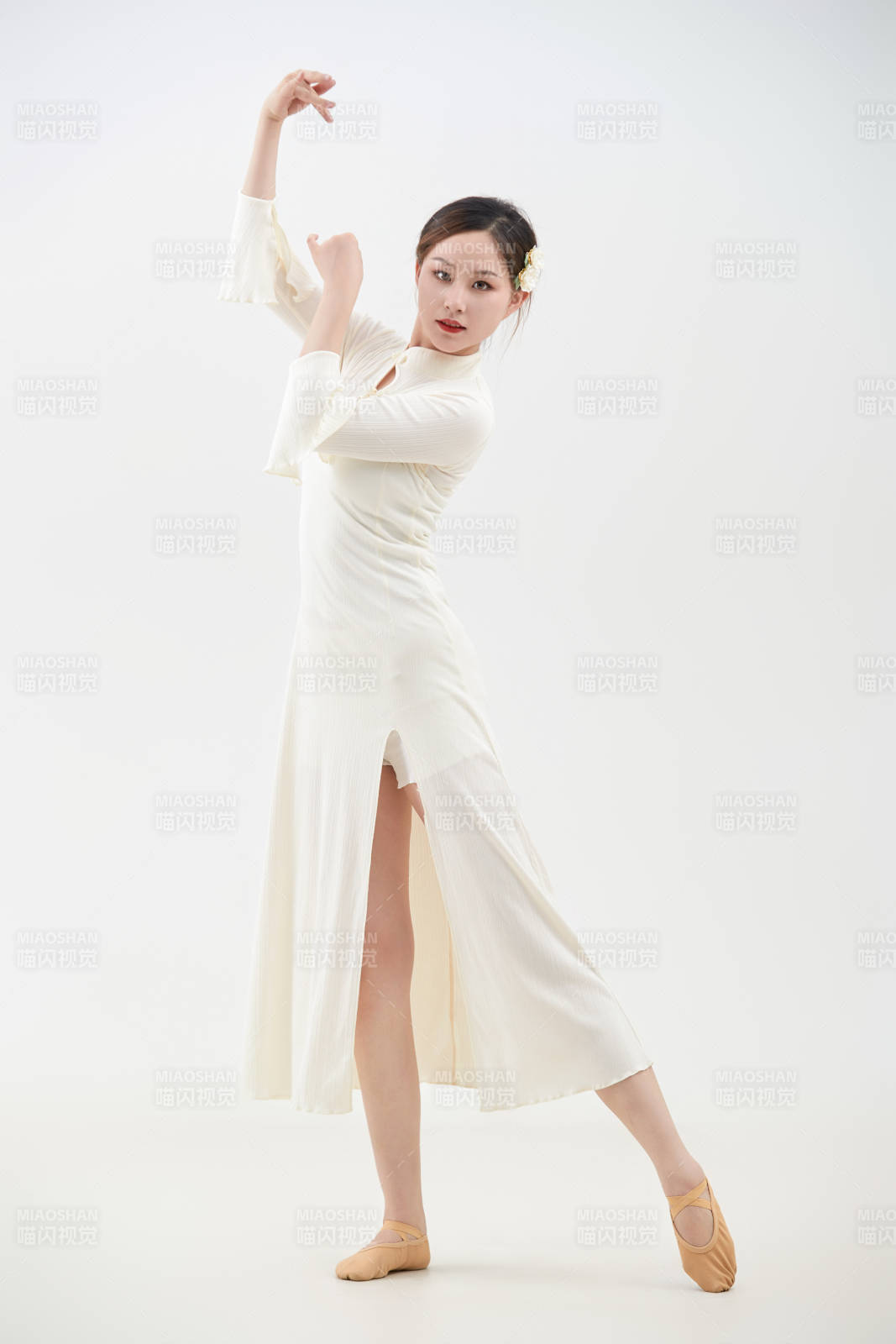 穿着白色旗袍头戴绢花的跳古典舞的少女图片