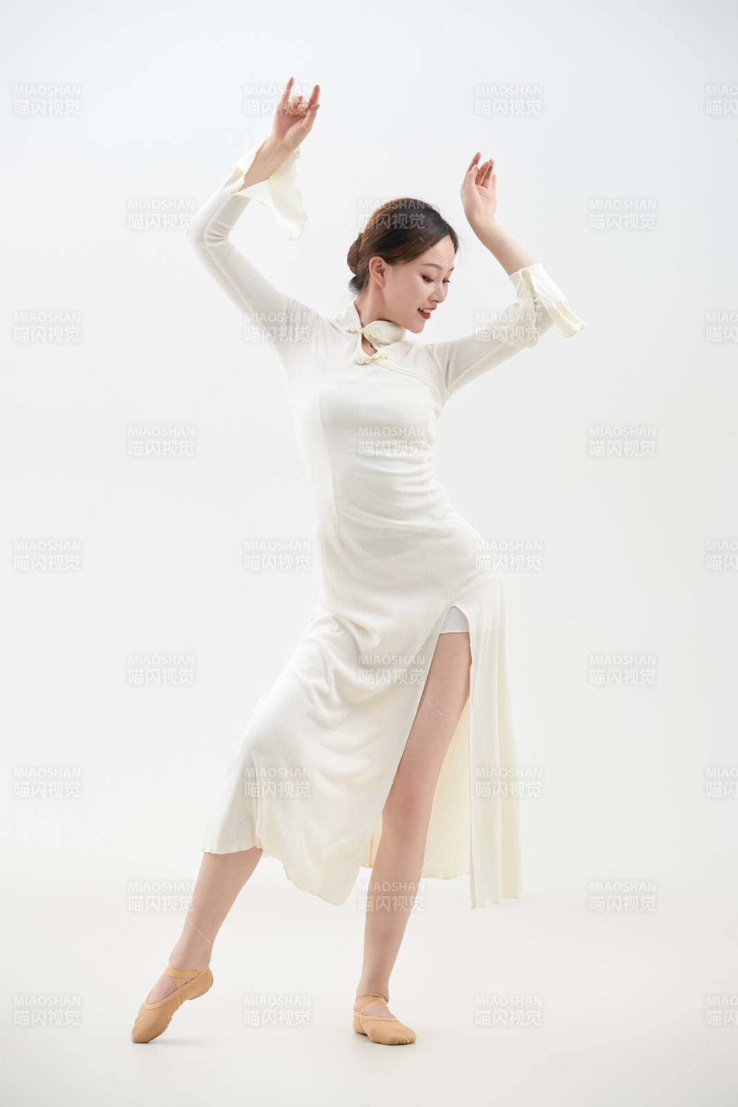 穿着白色旗袍头戴绢花的跳古典舞的少女图片