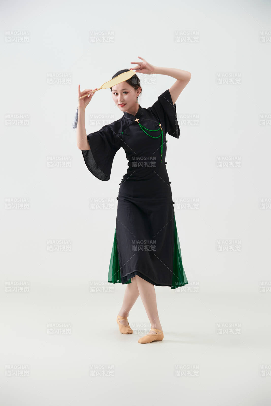 穿着中式旗袍翩翩舞蹈的亚洲少女舞者图片