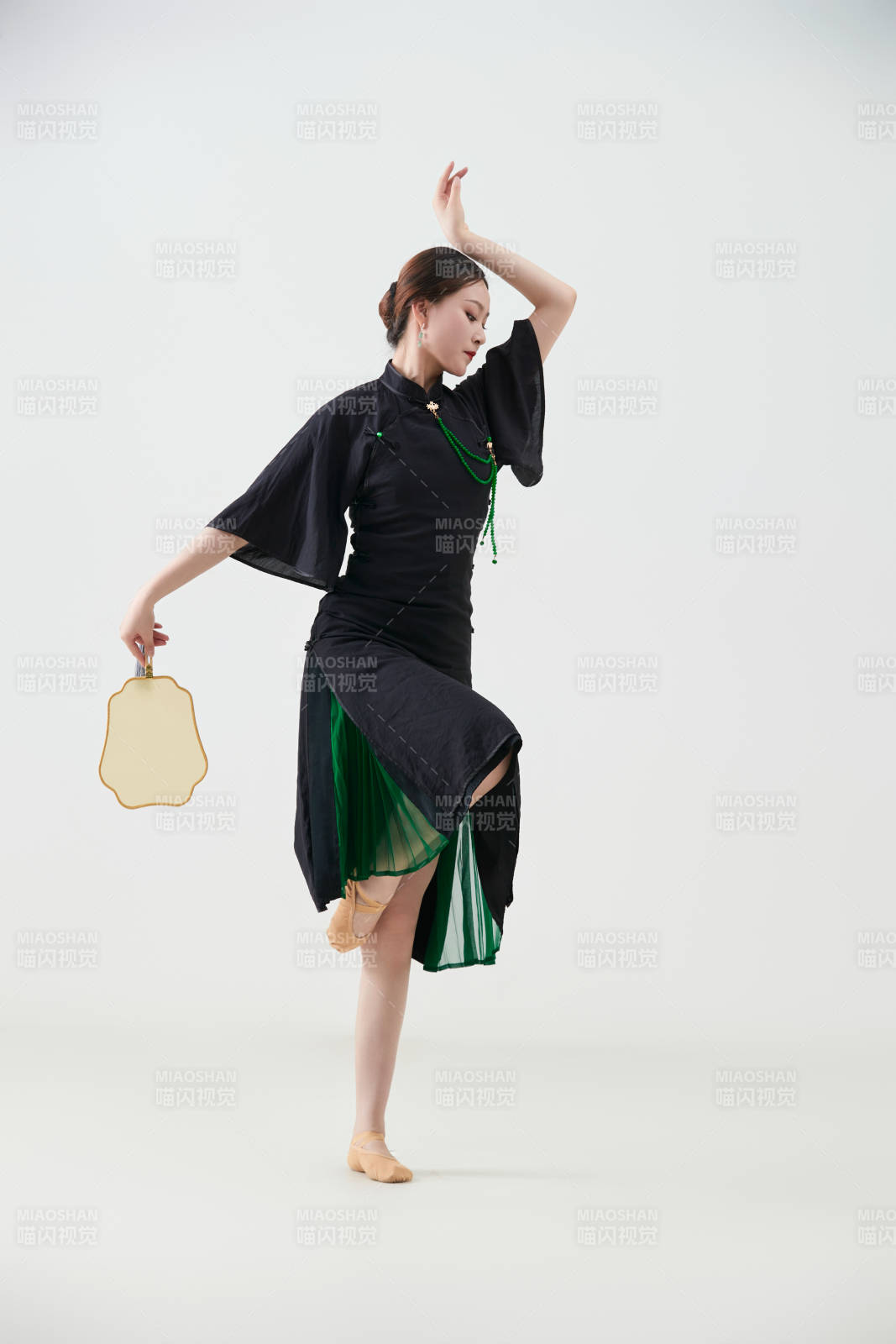 穿着中式旗袍翩翩舞蹈的亚洲少女舞者图片