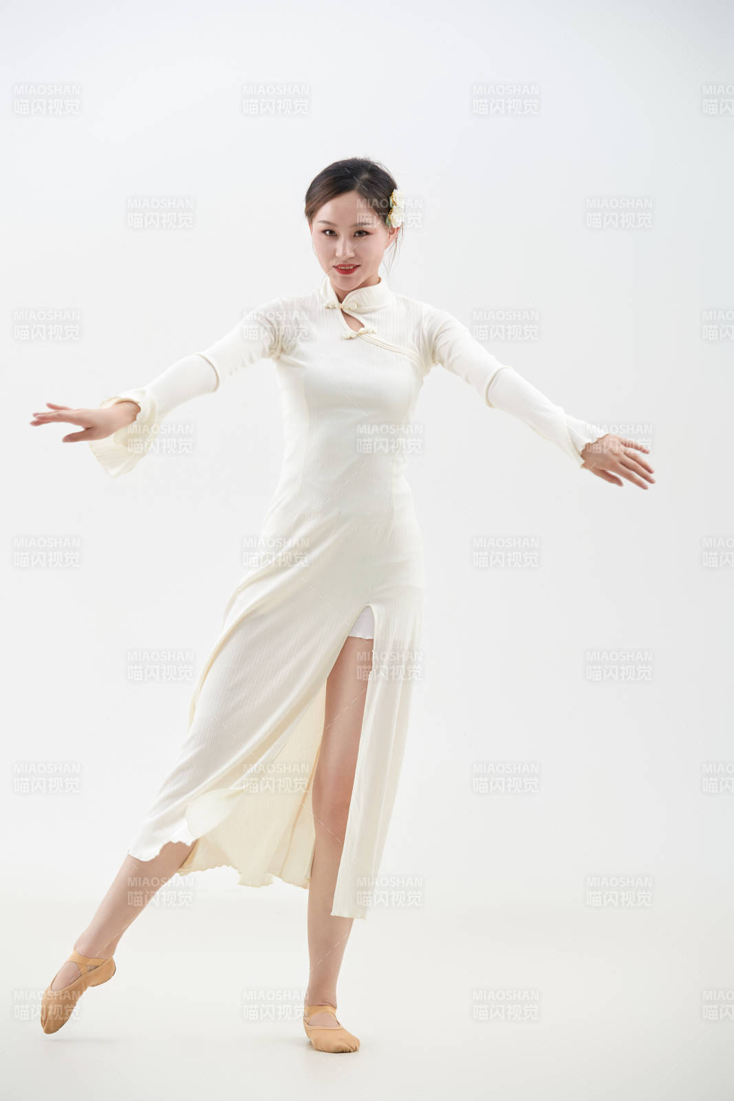穿着白色旗袍头戴绢花的跳古典舞的少女图片