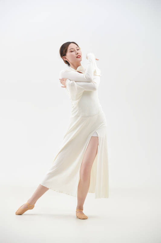 穿着白色旗袍头戴绢花的跳古典舞的少女图片