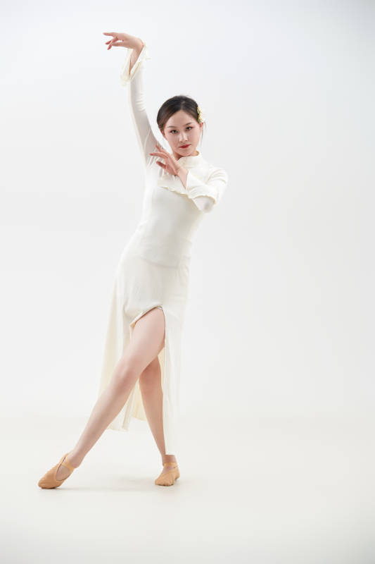 穿着白色旗袍头戴绢花的跳古典舞的少女图片