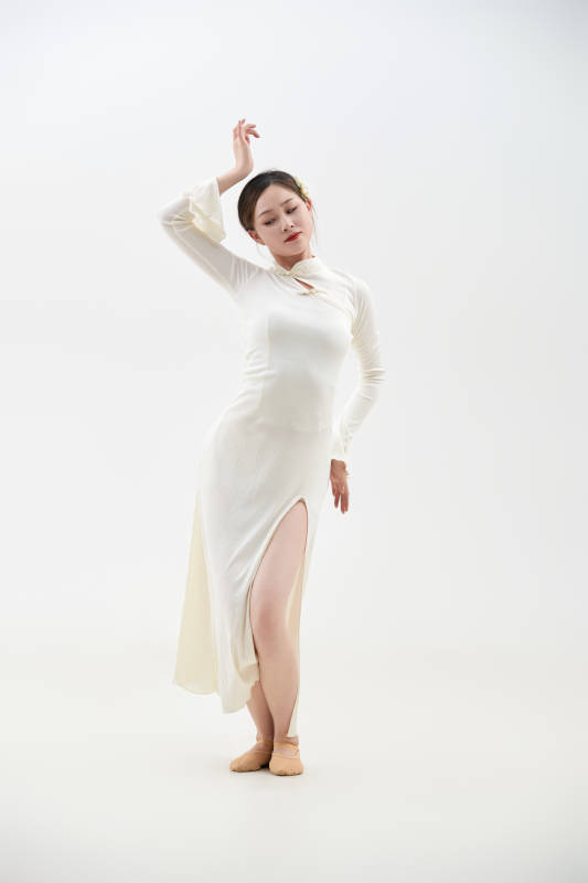 穿着白色旗袍头戴绢花的跳古典舞的少女图片