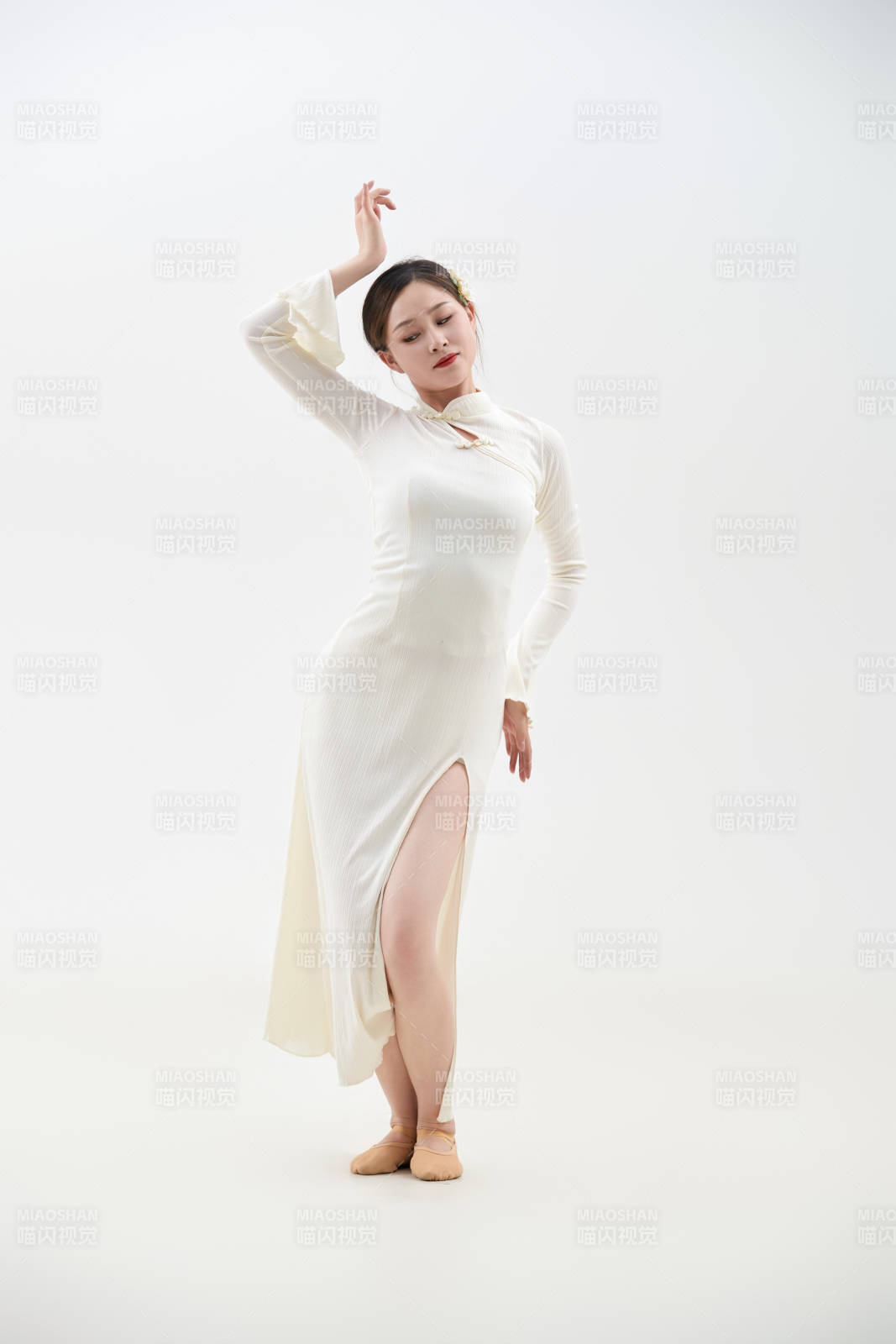 穿着白色旗袍头戴绢花的跳古典舞的少女图片