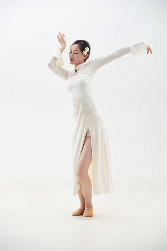 穿着白色旗袍头戴绢花的跳古典舞的少女图片