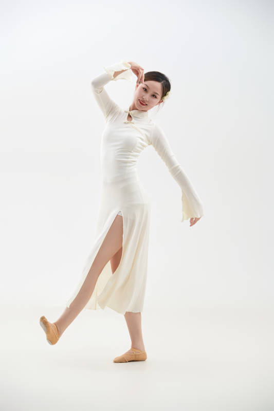 穿着白色旗袍头戴绢花的跳古典舞的少女图片