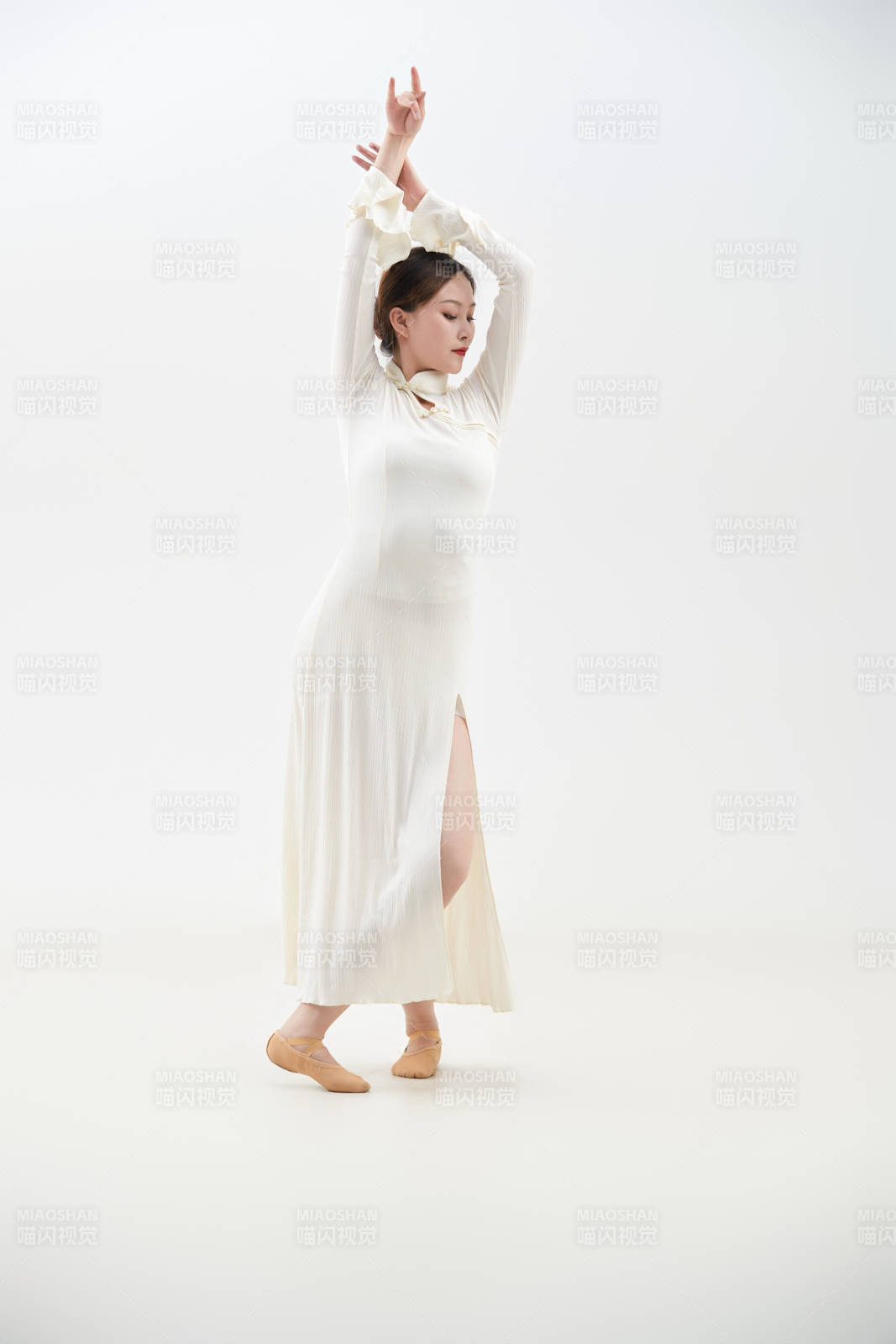 穿着白色旗袍头戴绢花的跳古典舞的少女图片