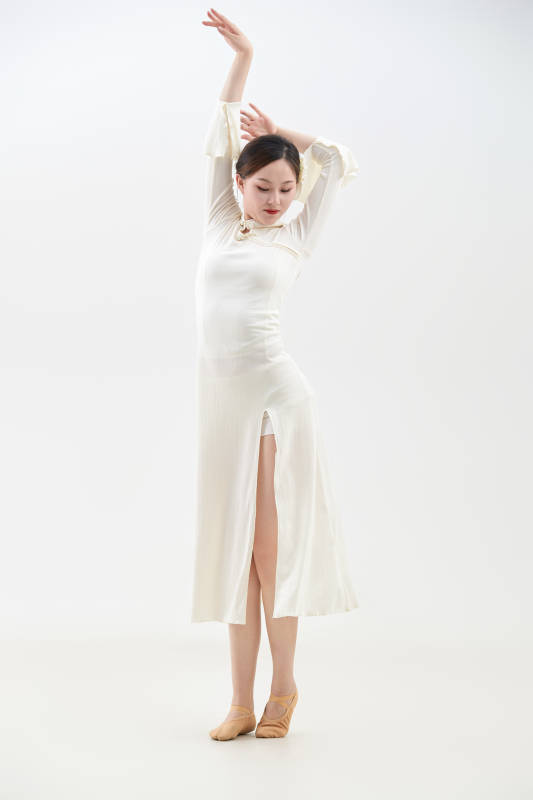 穿着白色旗袍头戴绢花的跳古典舞的少女图片