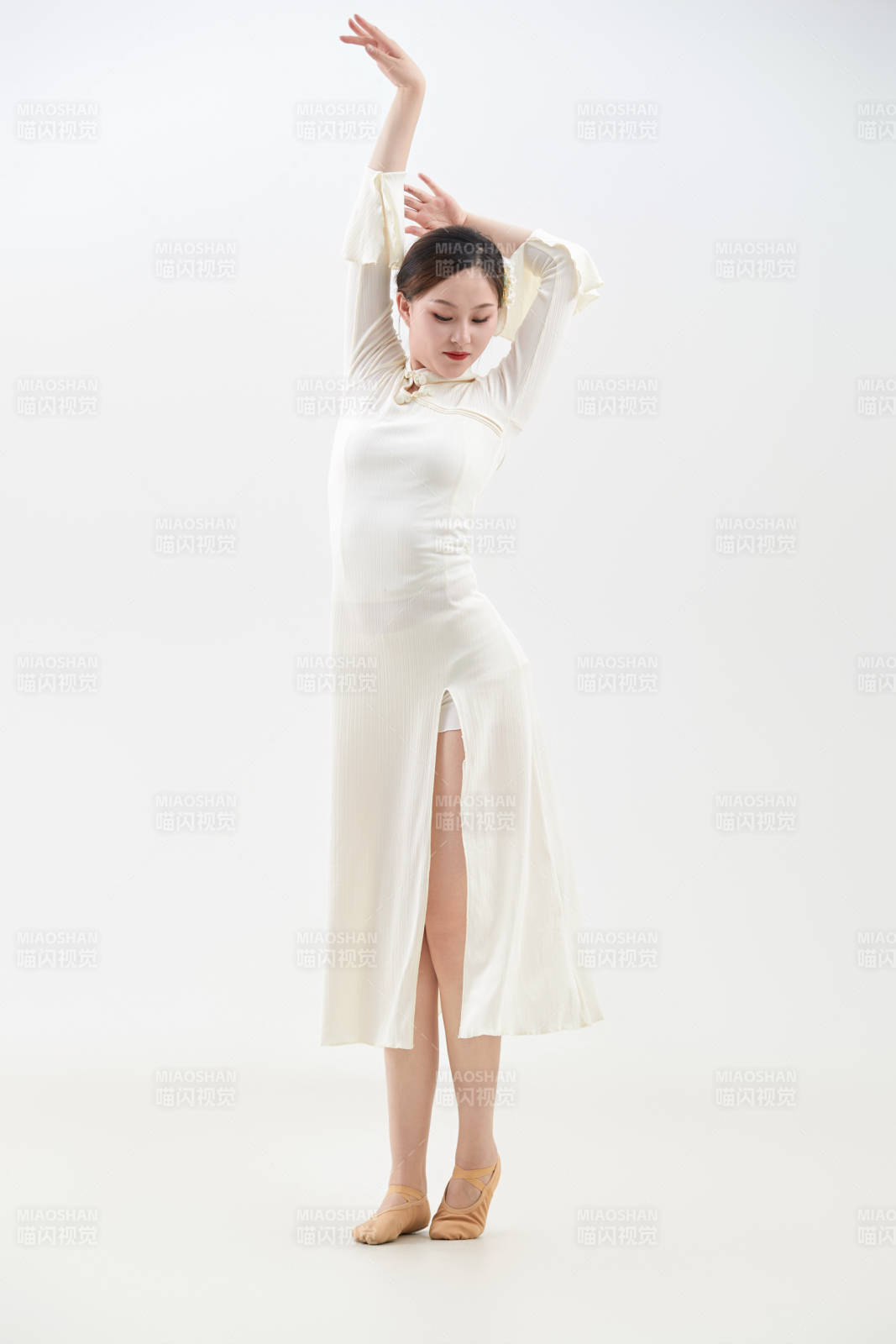 穿着白色旗袍头戴绢花的跳古典舞的少女图片