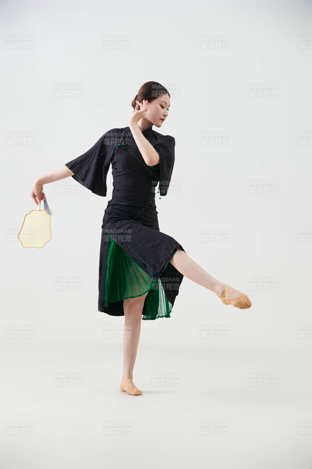 穿着中式旗袍翩翩舞蹈的亚洲少女舞者图片