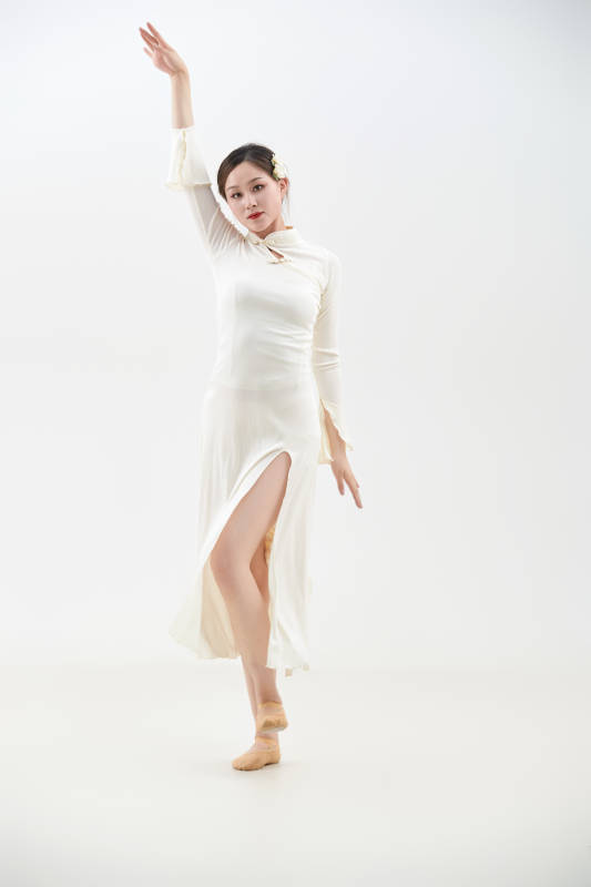 穿着白色旗袍头戴绢花的跳古典舞的少女图片