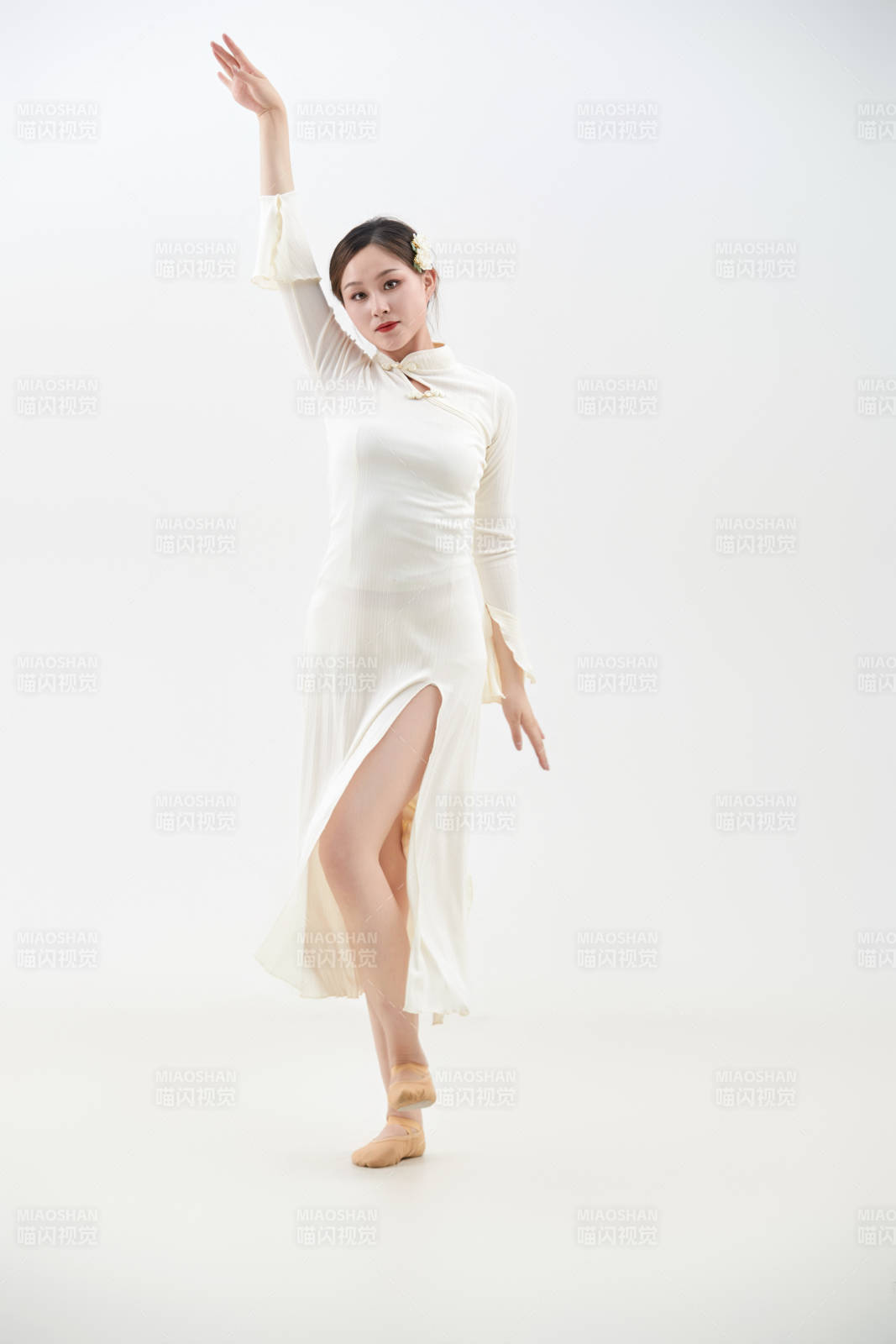穿着白色旗袍头戴绢花的跳古典舞的少女图片