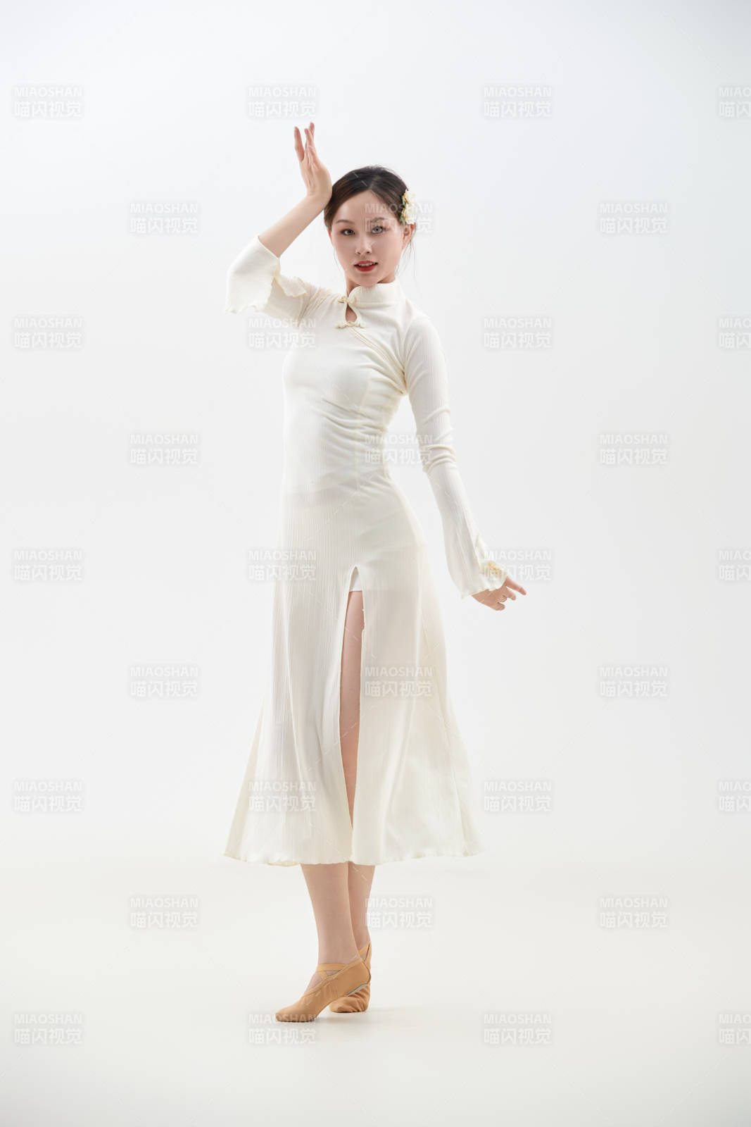 穿着白色旗袍头戴绢花的跳古典舞的少女图片