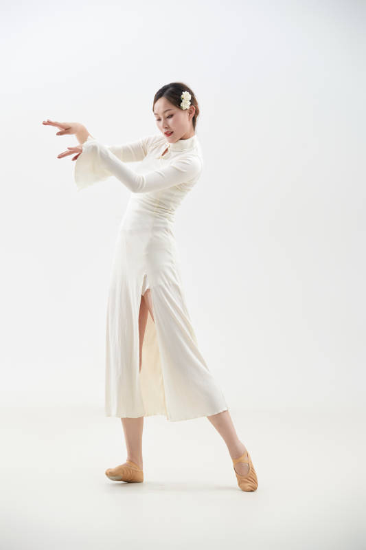 穿着白色旗袍头戴绢花的跳古典舞的少女图片