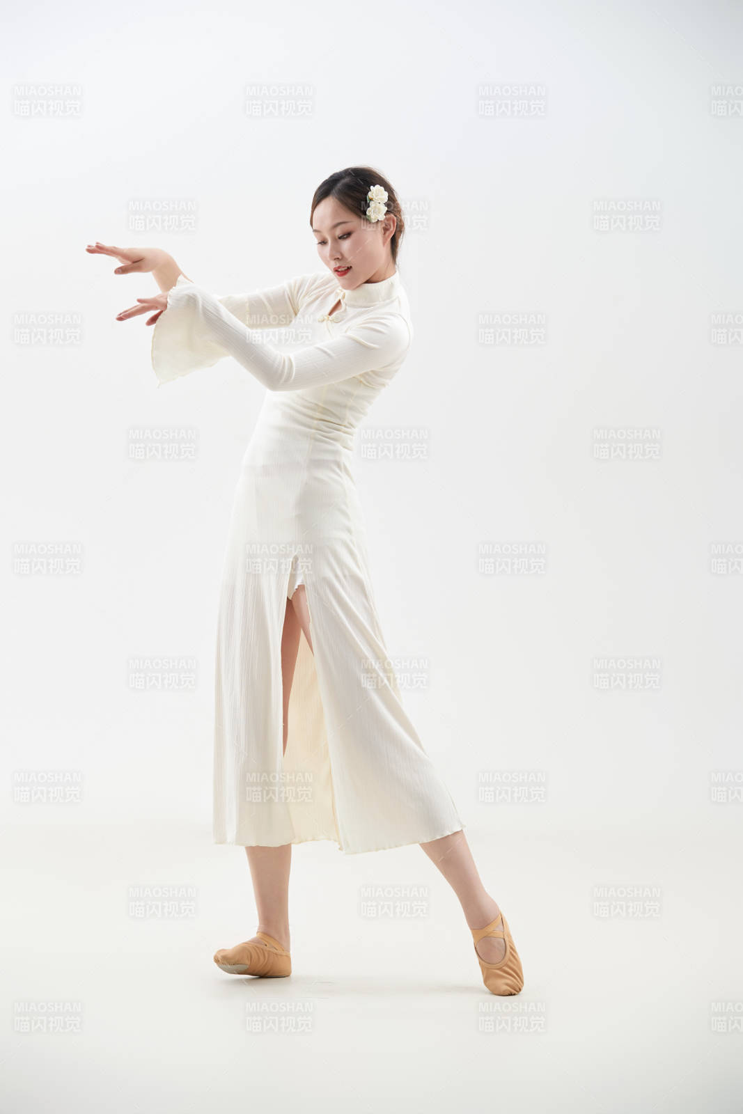 穿着白色旗袍头戴绢花的跳古典舞的少女图片