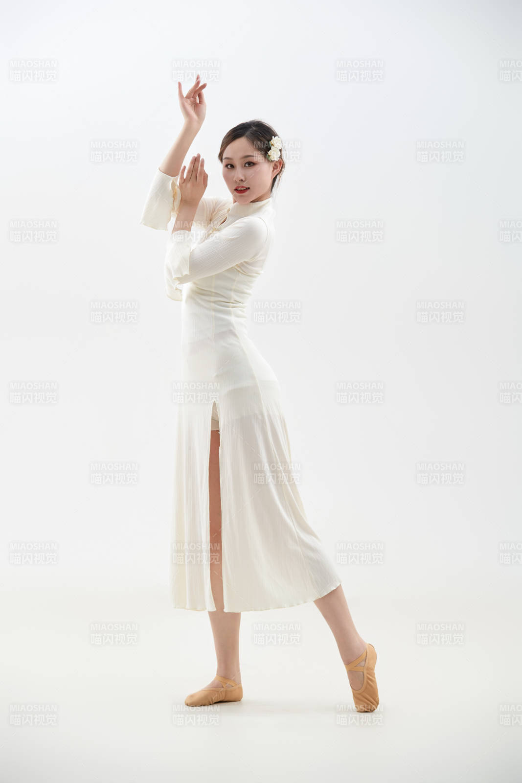 穿着白色旗袍头戴绢花的跳古典舞的少女图片