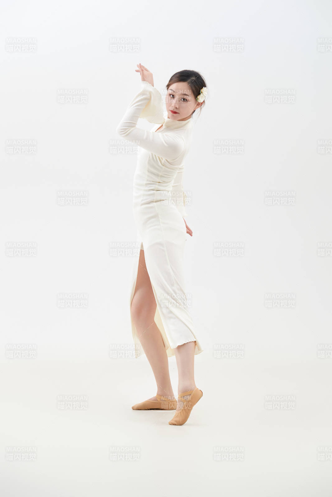 穿着白色旗袍头戴绢花的跳古典舞的少女图片