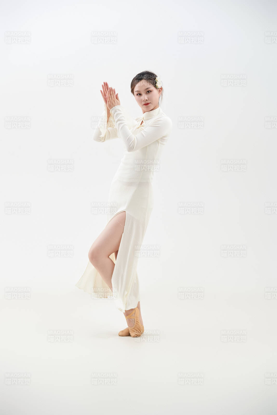穿着白色旗袍头戴绢花的跳古典舞的少女图片