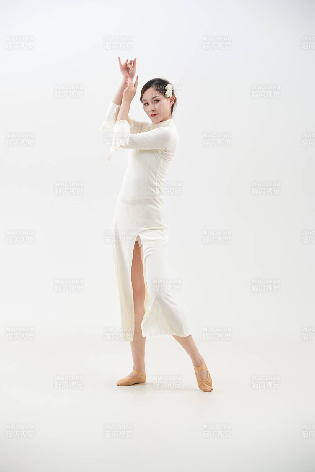 穿着白色旗袍头戴绢花的跳古典舞的少女图片