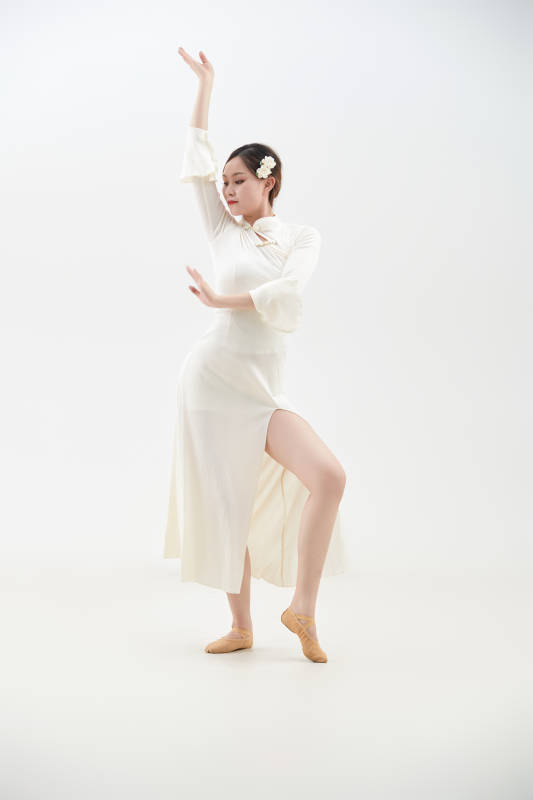 穿着白色旗袍头戴绢花的跳古典舞的少女图片