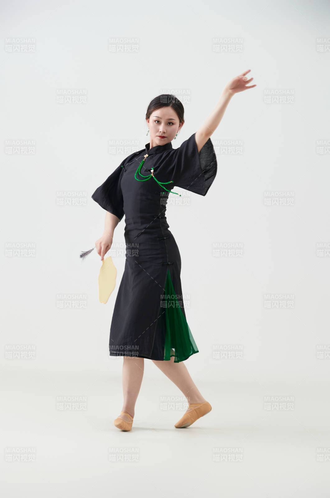 穿着中式旗袍翩翩舞蹈的亚洲少女舞者图片