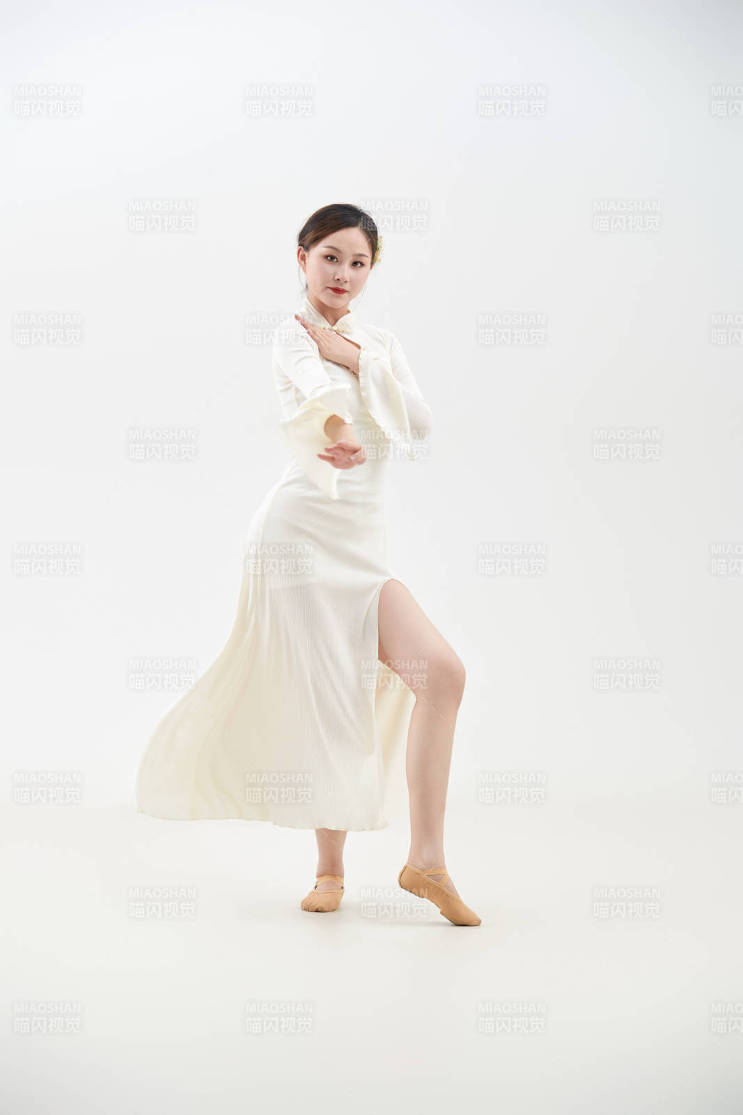 穿着白色旗袍头戴绢花的跳古典舞的少女图片