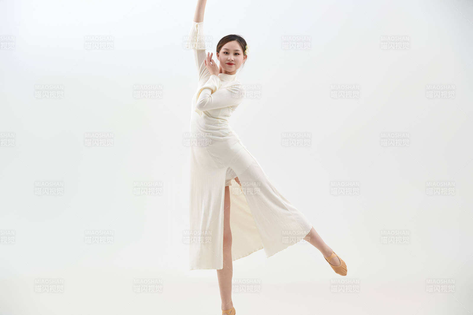 穿着白色旗袍头戴绢花的跳古典舞的少女图片