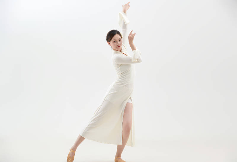 穿着白色旗袍头戴绢花的跳古典舞的少女图片