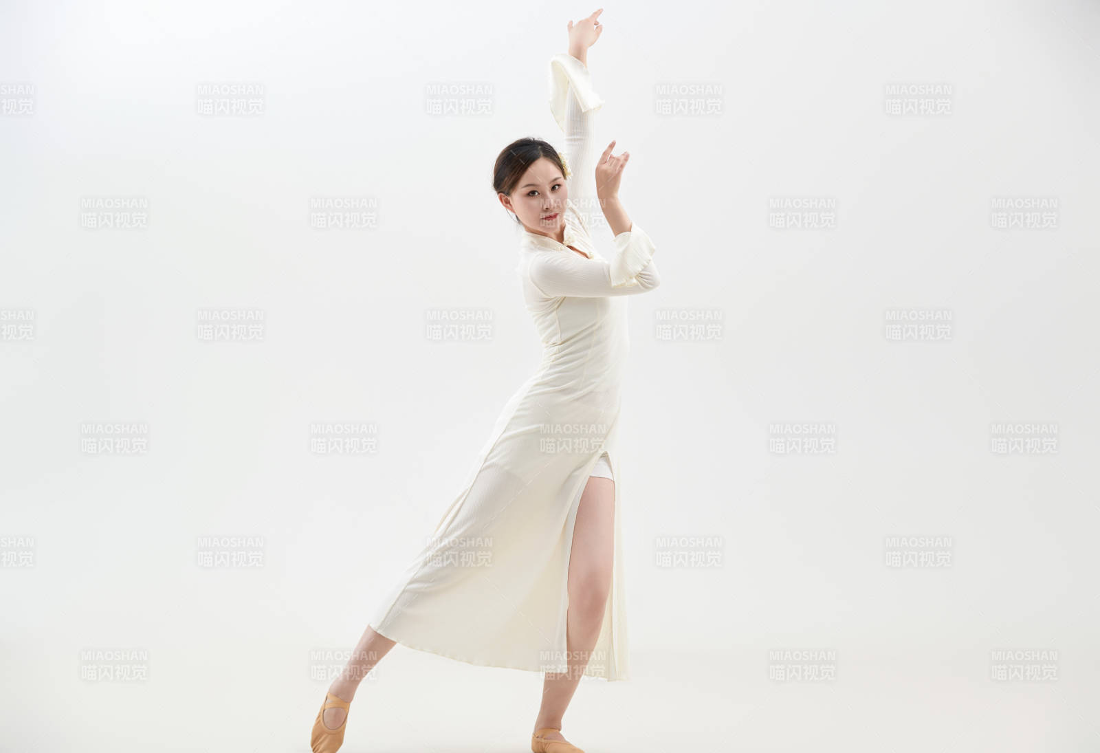 穿着白色旗袍头戴绢花的跳古典舞的少女图片