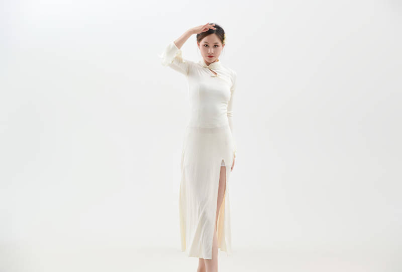 穿着白色旗袍头戴绢花的跳古典舞的少女图片