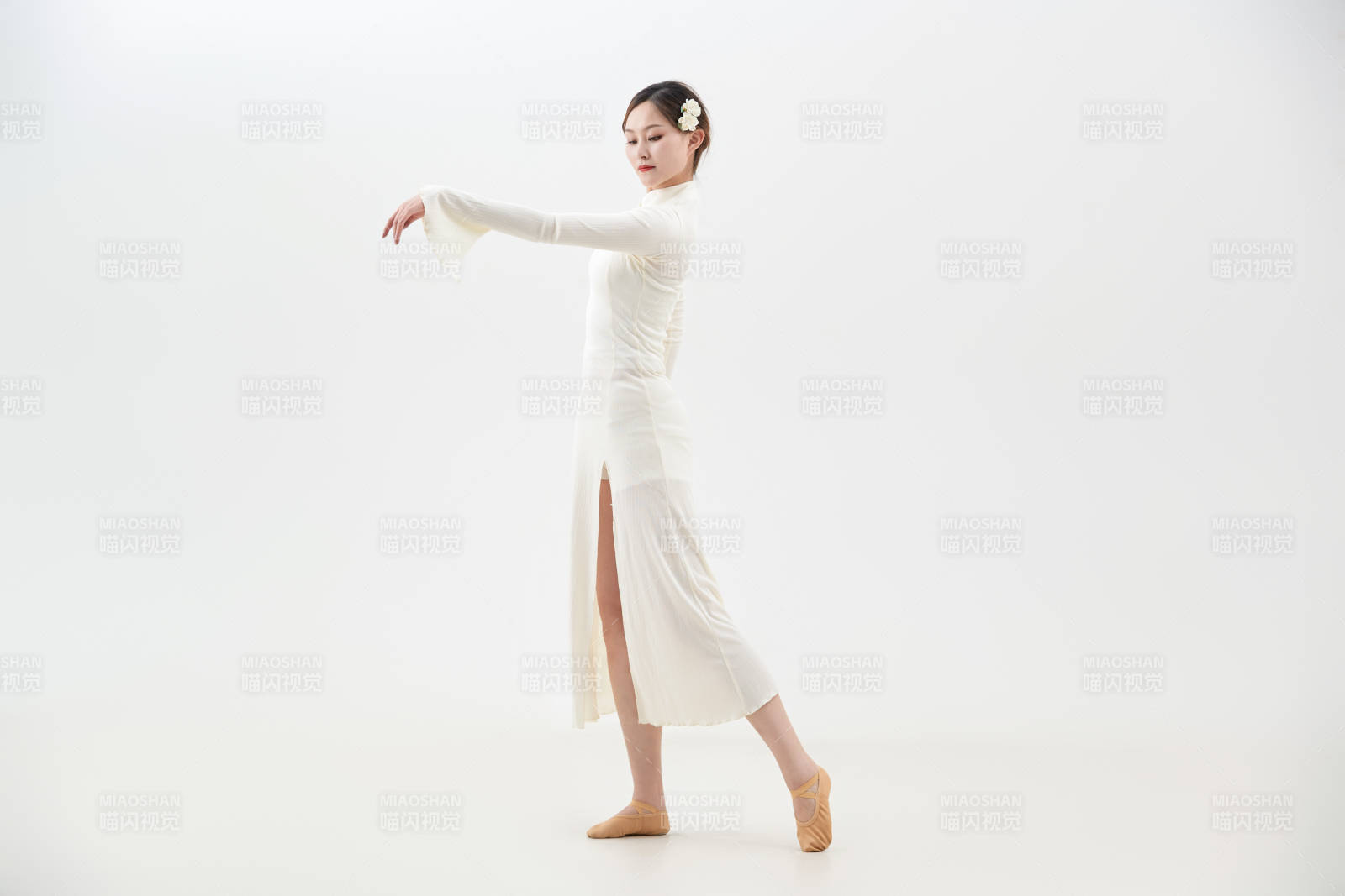 穿着白色旗袍头戴绢花的跳古典舞的少女图片