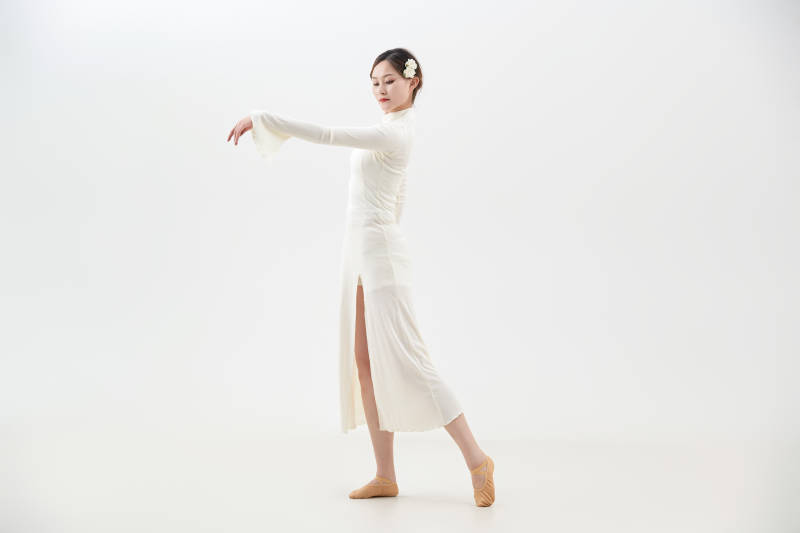 穿着白色旗袍头戴绢花的跳古典舞的少女图片