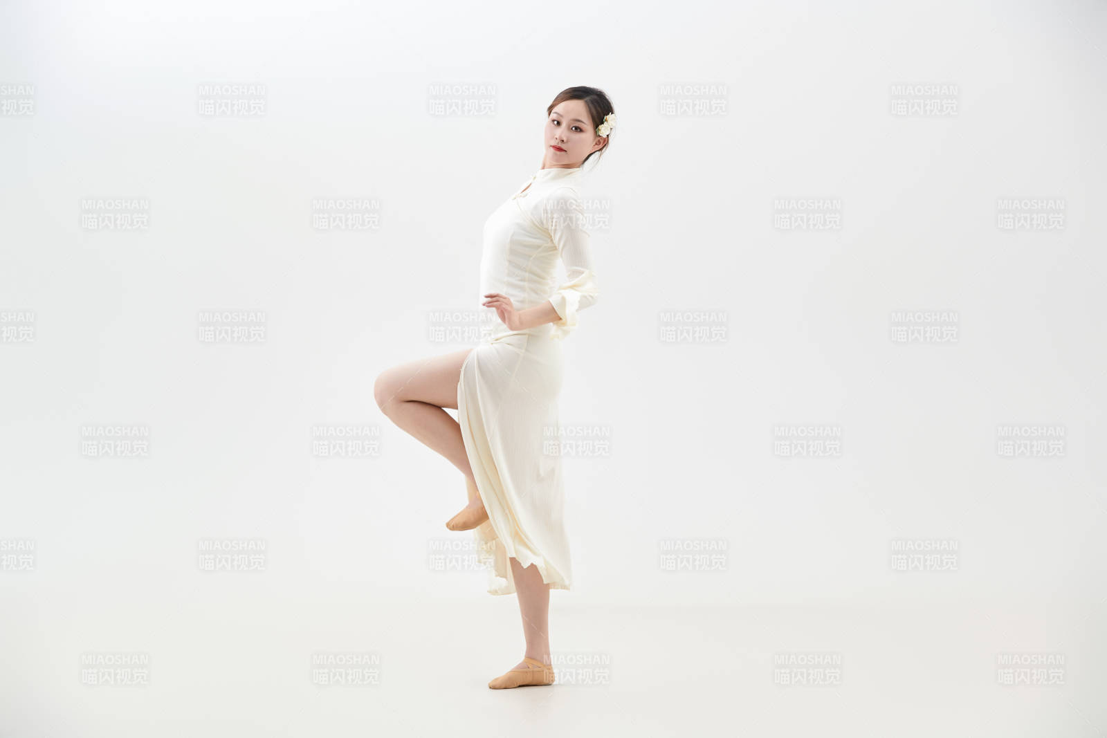 穿着白色旗袍头戴绢花的跳古典舞的少女图片