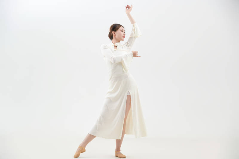 穿着白色旗袍头戴绢花的跳古典舞的少女图片