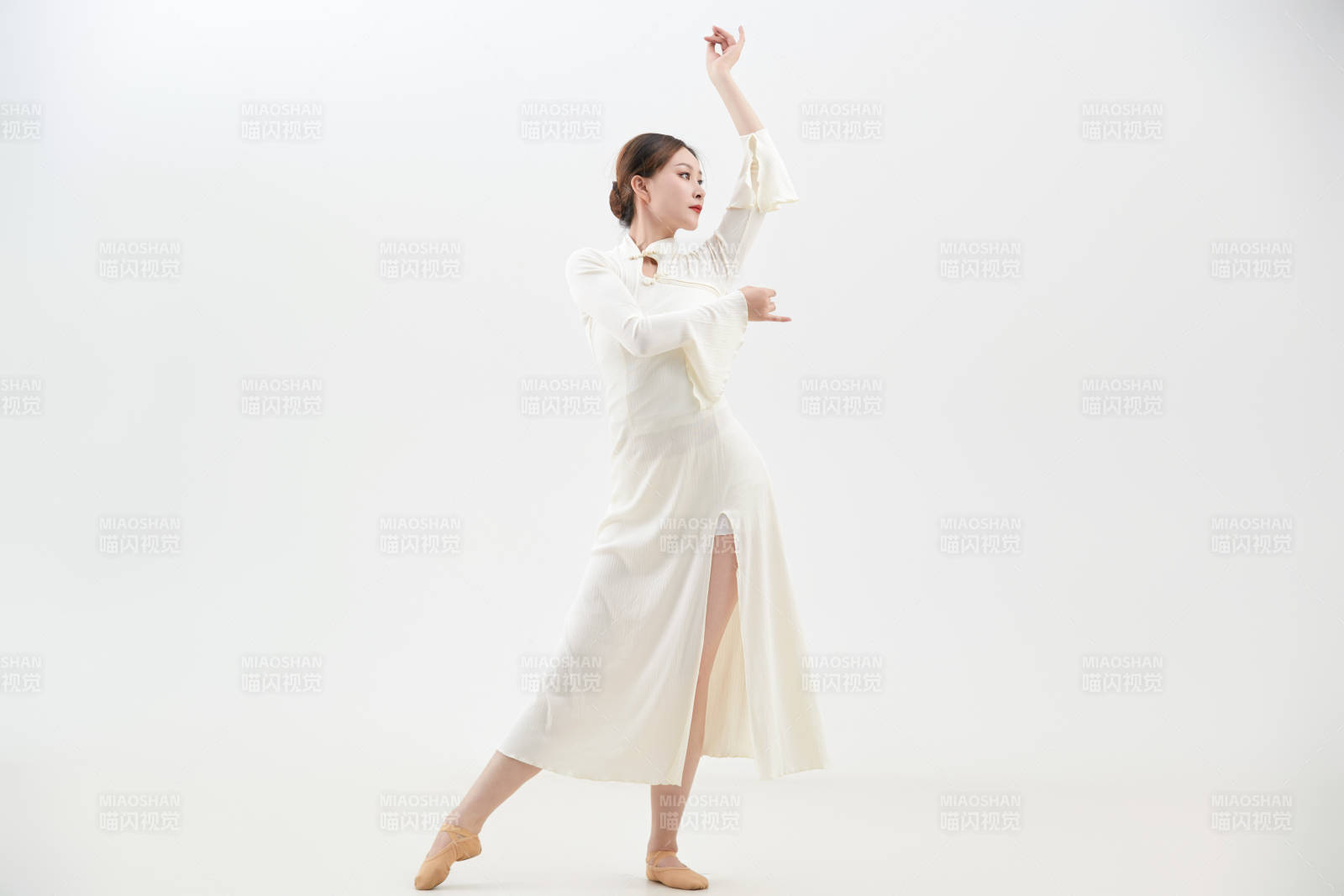 穿着白色旗袍头戴绢花的跳古典舞的少女图片