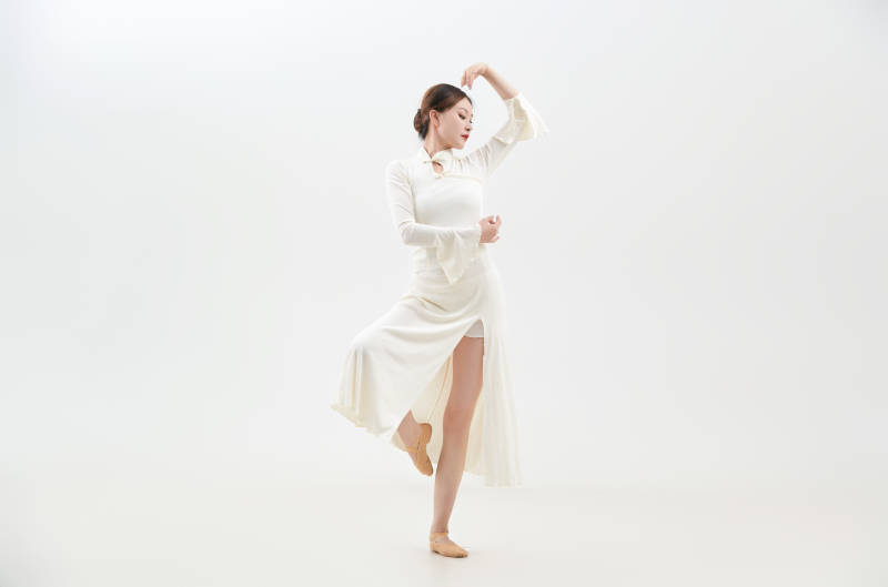 穿着白色旗袍头戴绢花的跳古典舞的少女图片