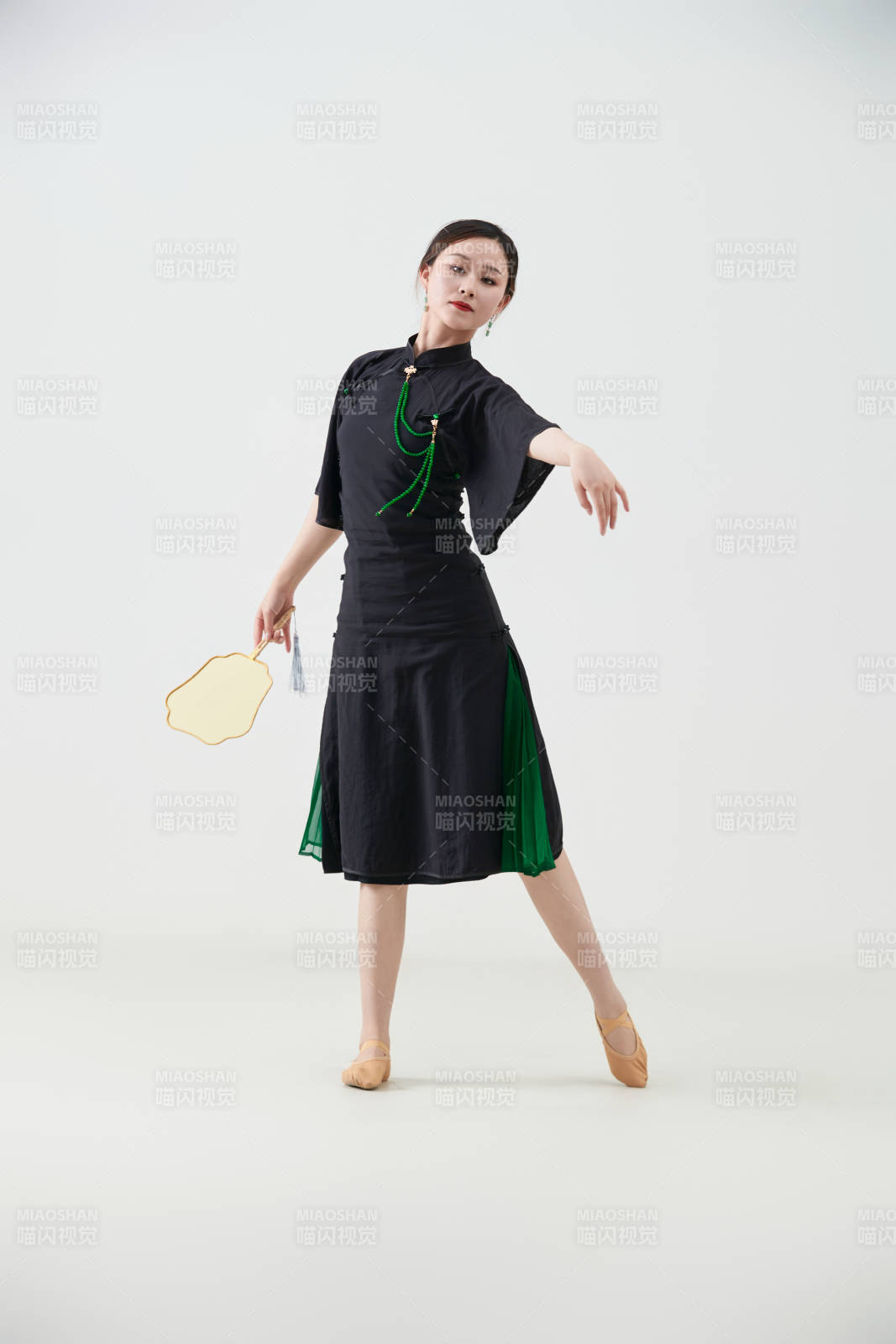 穿着中式旗袍翩翩舞蹈的亚洲少女舞者图片