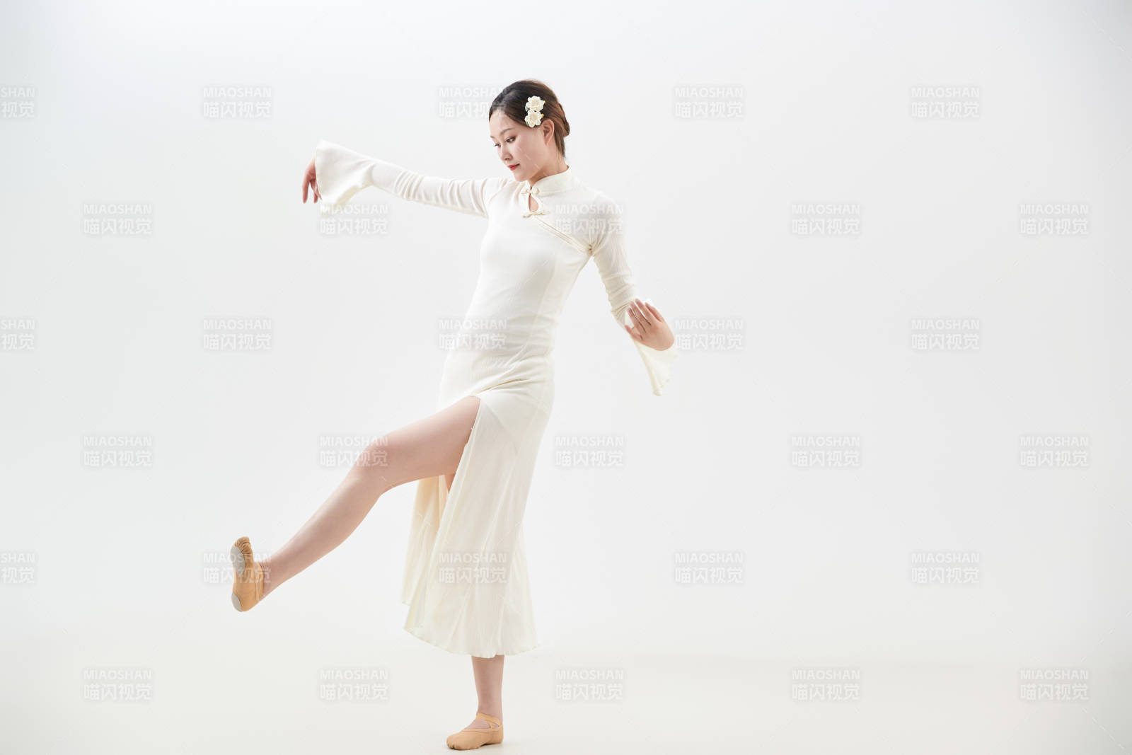 穿着白色旗袍头戴绢花的跳古典舞的少女图片
