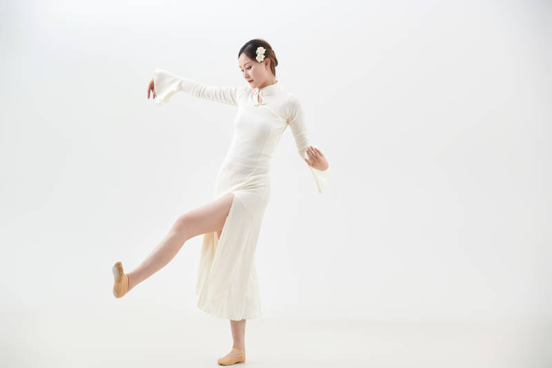 穿着白色旗袍头戴绢花的跳古典舞的少女图片