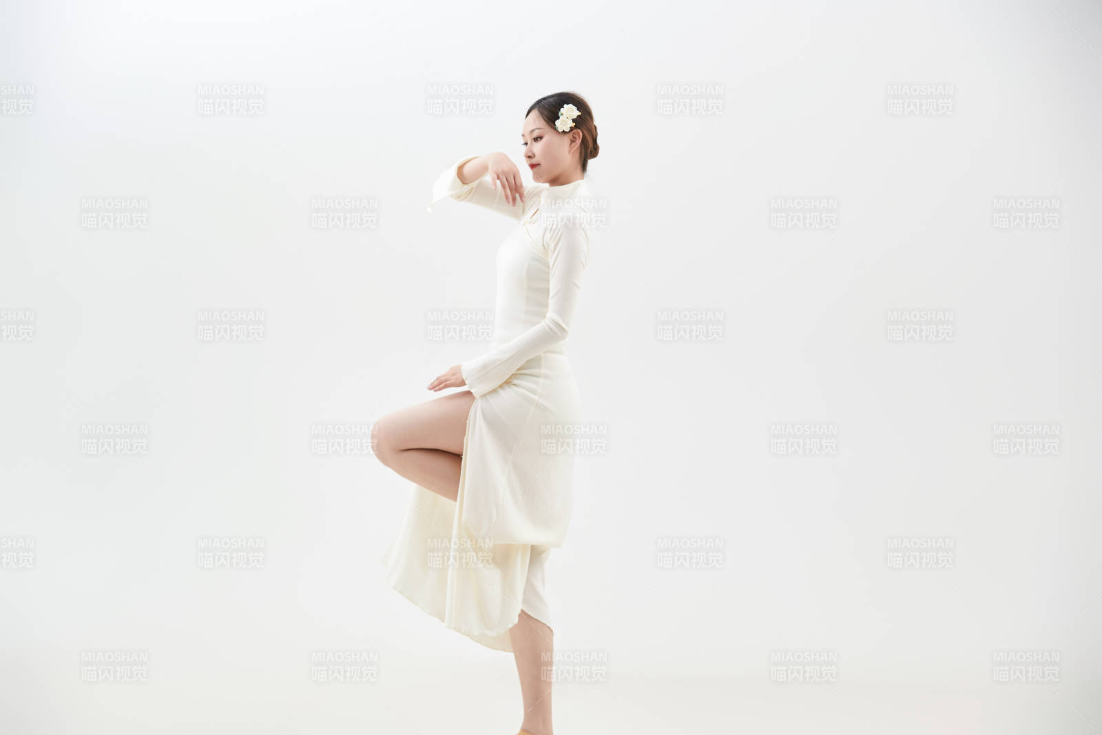 穿着白色旗袍头戴绢花的跳古典舞的少女图片