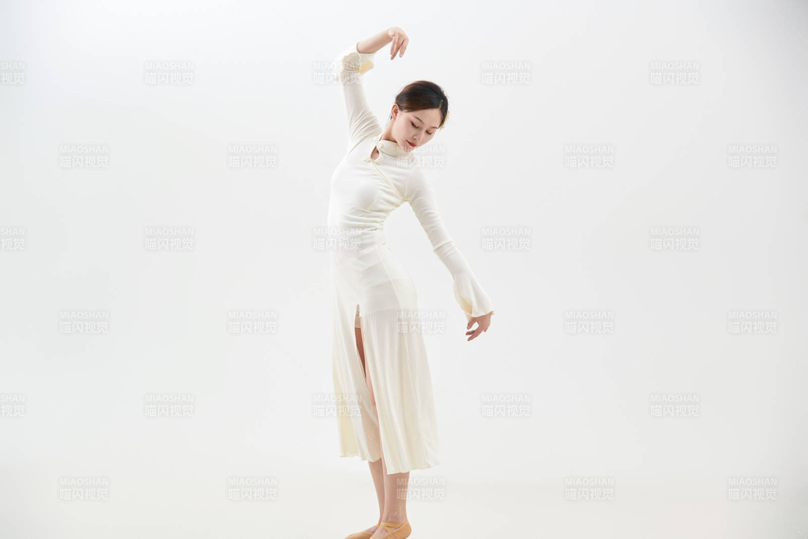 穿着白色旗袍头戴绢花的跳古典舞的少女图片