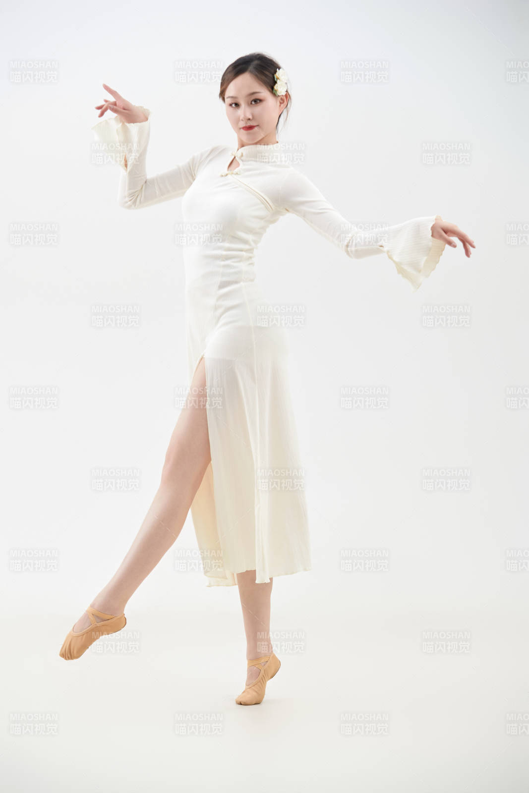 穿着白色旗袍头戴绢花的跳古典舞的少女图片