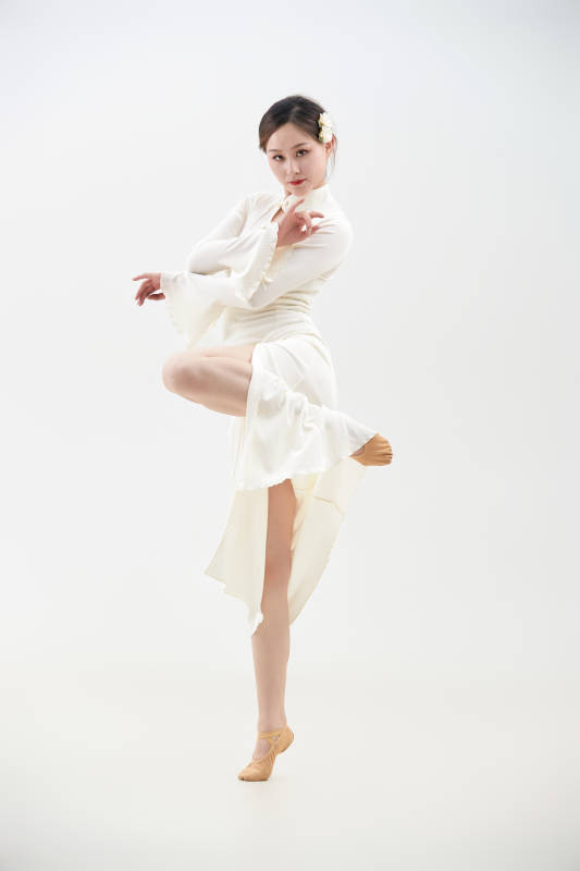 穿着白色旗袍头戴绢花的跳古典舞的少女图片