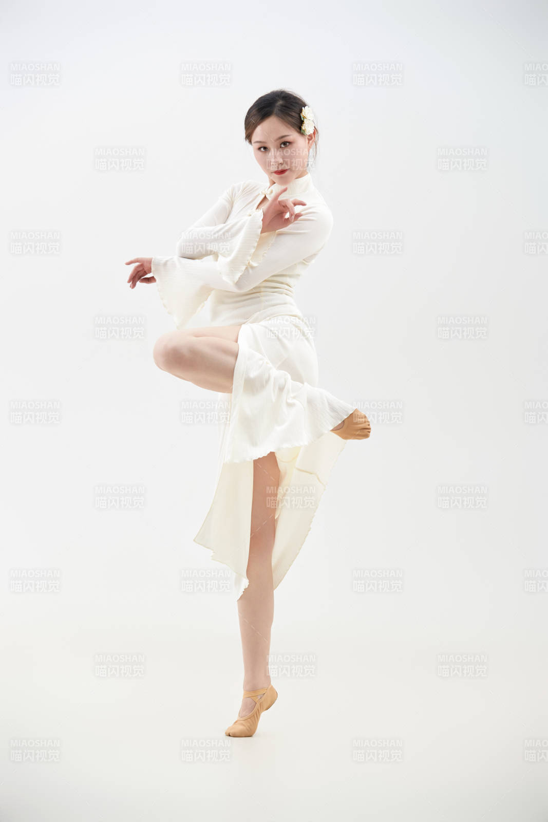 穿着白色旗袍头戴绢花的跳古典舞的少女图片