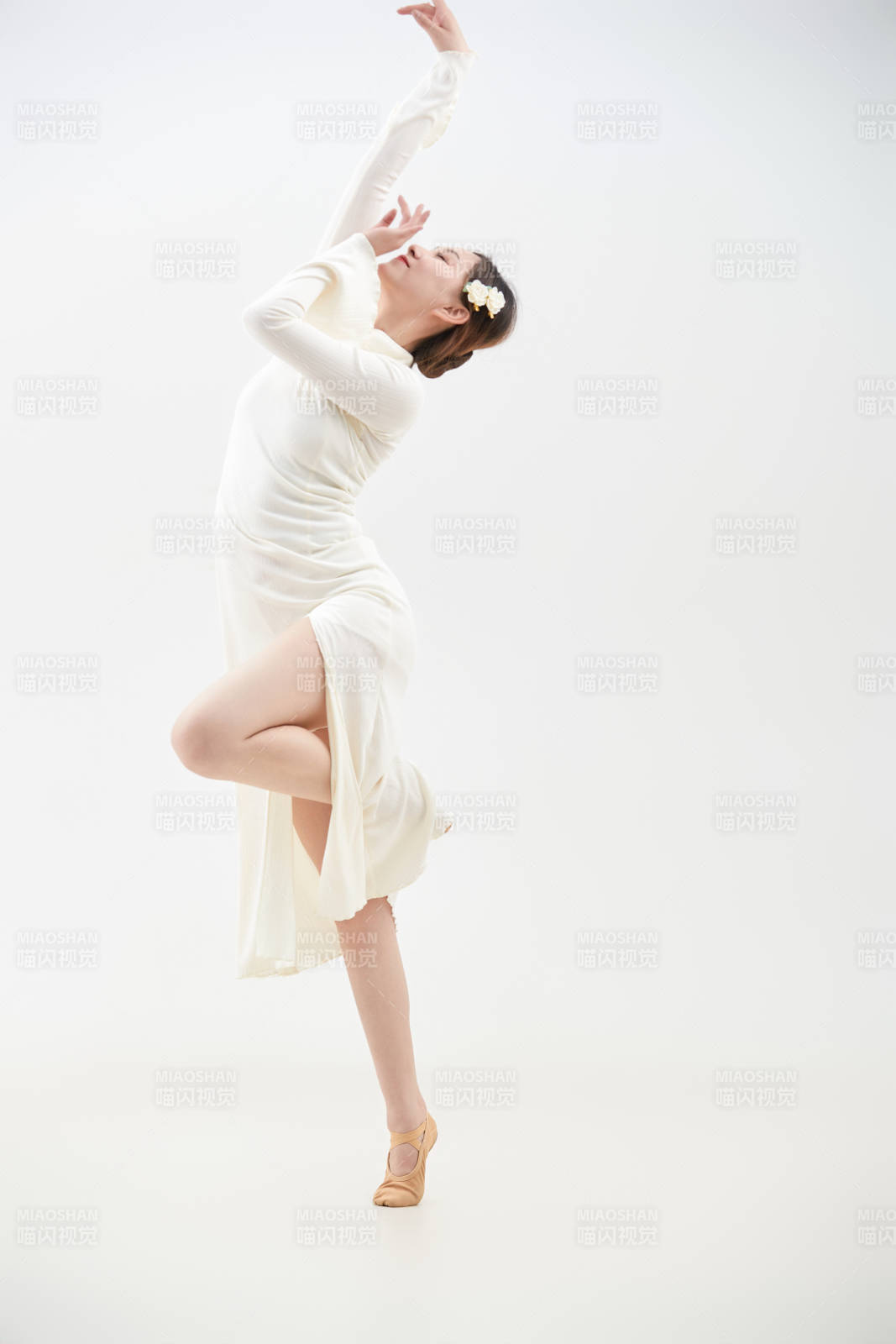 穿着白色旗袍头戴绢花的跳古典舞的少女图片